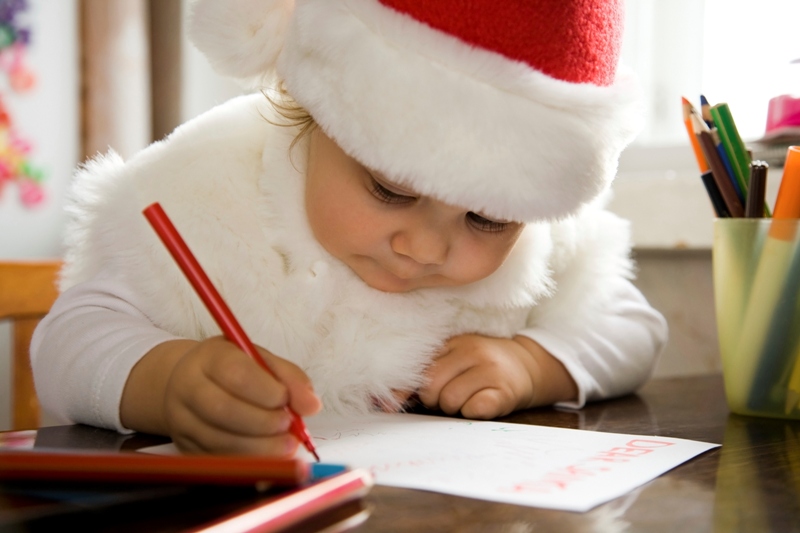 Ребёнок пишет письмо