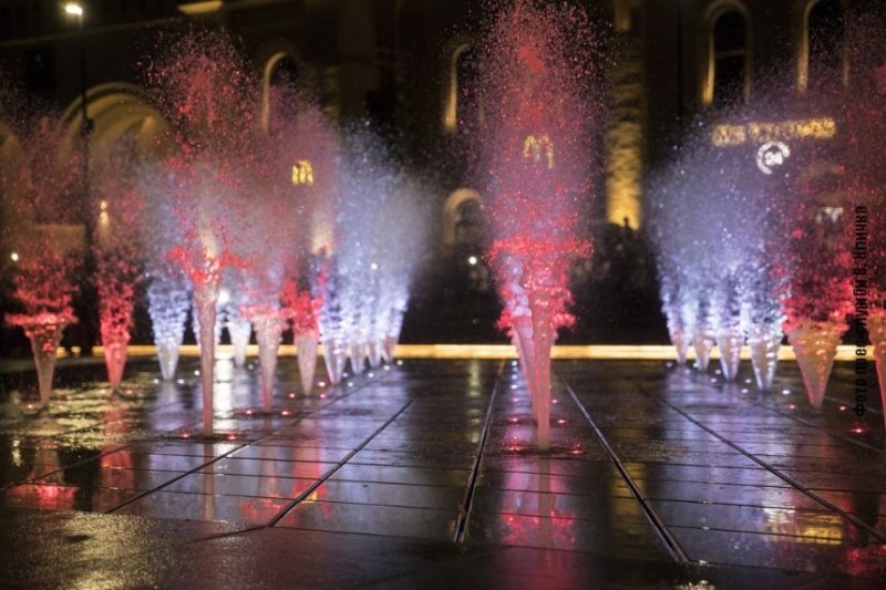 На Арсенальной площади запустили новый свето-музыкальный фонтан