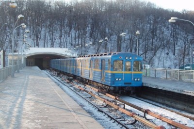 Новогодние подарки от киевского метро: открытки, праздничный вагон и продление работы   