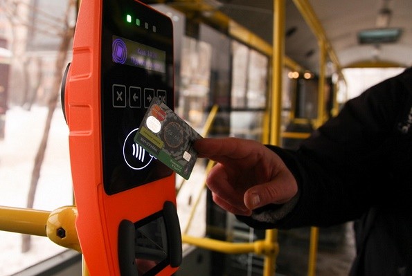 В столичном транспорте запустят оплату банковской картой: дата