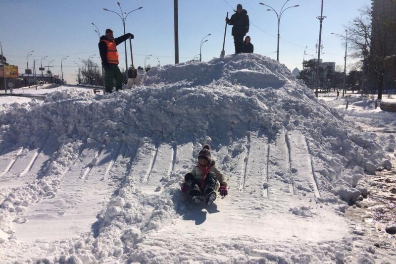 В парке «Победа» обустроили снежную горку