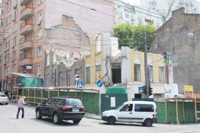 Строительный скандал: в Шевченковском районе сносят столетний дом