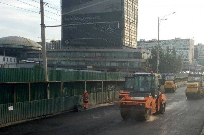 На выходных на Лыбедской площади обустроили новое дорожное покрытие