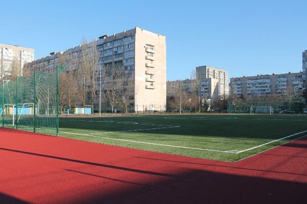 На Троещине в Киеве обустроили современный межшкольный стадион