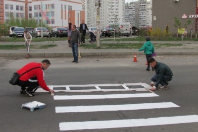 Взять инициативу в свои руки: жители Осокорков сами нарисовали пешеходный переход