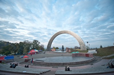 Возле Арки Дружбы народов проведут фестиваль юмора и смеха