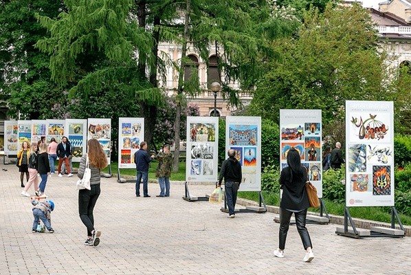 В Мариинском парке открыли выставку детских рисунков
