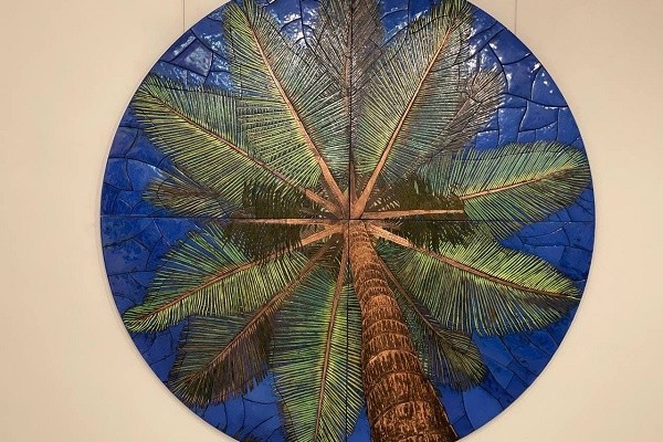 В столичной галерее демонстрируют впечатляющие сады из эмали