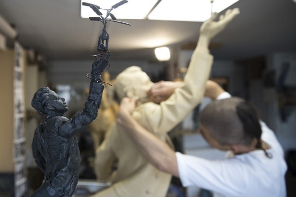 Скульптуру Игоря Сикорского создают с помощью 3D-принтера