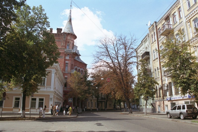 Новый Ярославов Вал: историческую улицу очистили от рекламы
