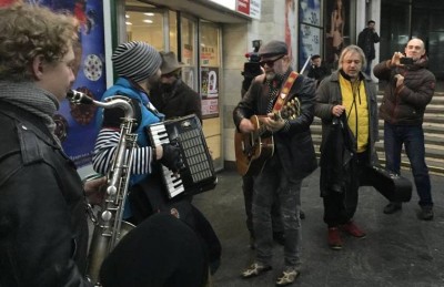 В переходе киевского метро спел легендарный Борис Гребенщиков