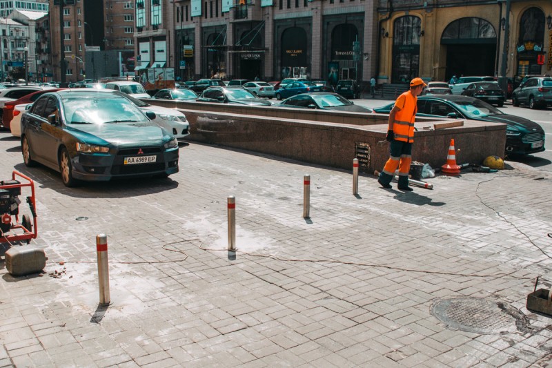 В Киеве начали ограждать тротуары от водителей