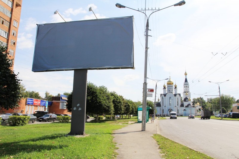 В Киеве массово ликвидируют уличную рекламу