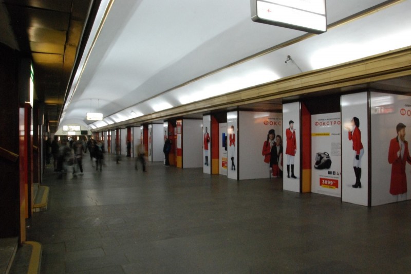 Киевское метро хотят очистить от рекламы