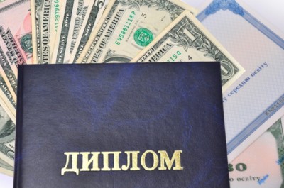 Доцент киевского ВУЗа вымогала у студента 10 тысяч гривен 