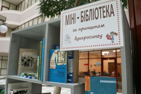 В Соломенской РГА открыли мини-библиотеку для обмена книгами