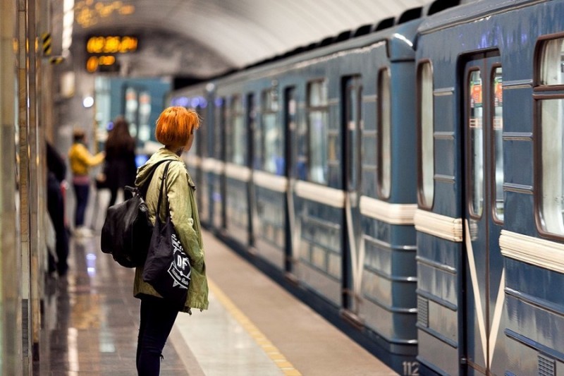 На телевизорах в метро начнут показывать изображения улиц, проходящих над вагоном