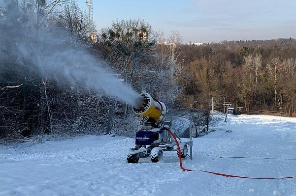 На Голосеевской горке и в Протасовом Яру готовят к открытию лыжные трассы