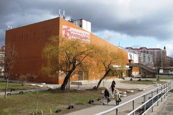 На Оболони началась реконструкция кинотеатра «Братислава»