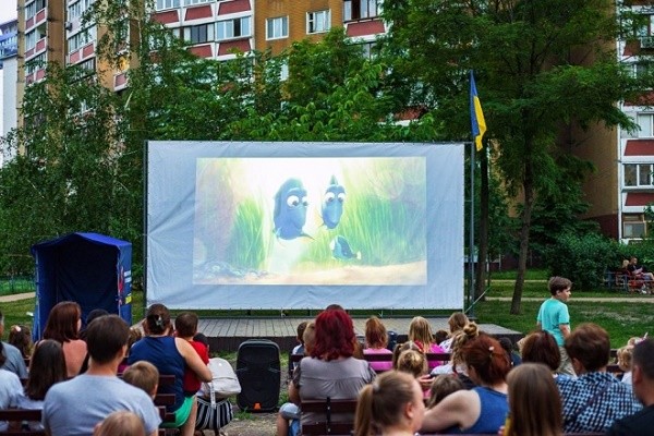 Еще один кинотеатр под открытым небом открылся в Дарницком районе столицы
