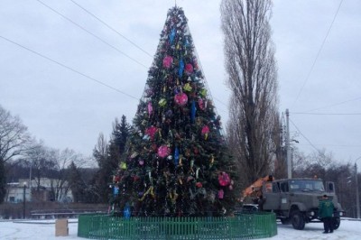 В трех районах Киева установили новогодние елки