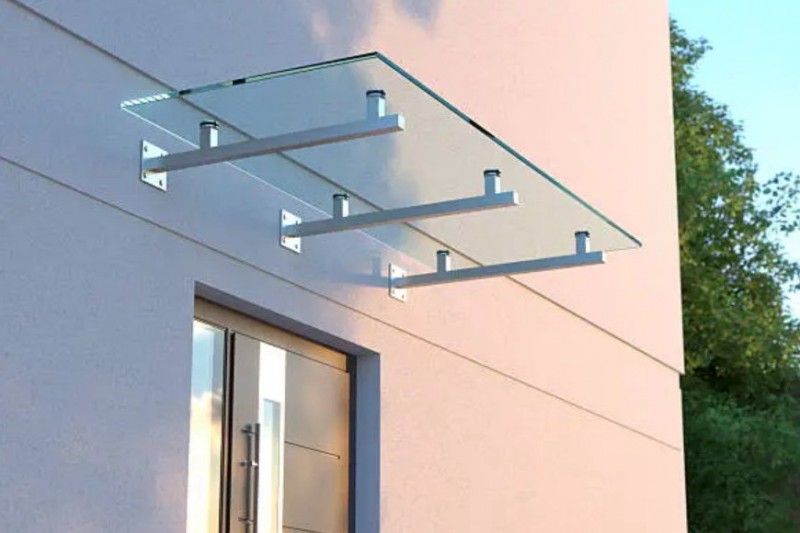 Какое стекло используют для уличных козырьков и почему