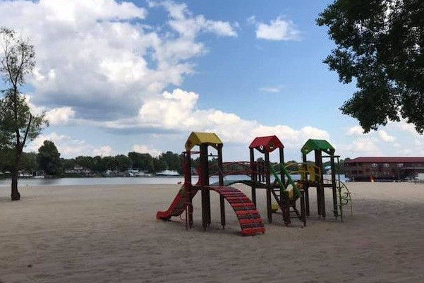 В Голосеевском районе открыли обновленный пляж «Галерный» и фонтан