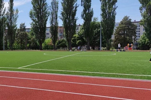 На Перова открыли новый школьный стадион