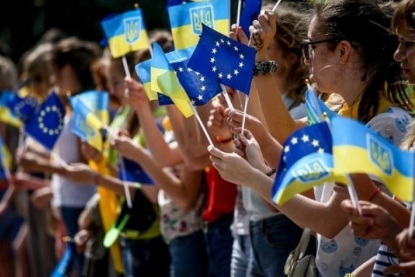 Симфонический концерт, экозабег и арт-инсталляция: в Киеве отметят День Европы