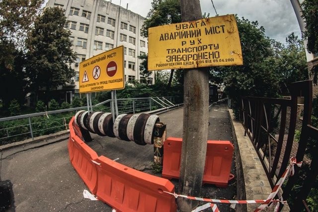 В Киеве закрыли старейший мост