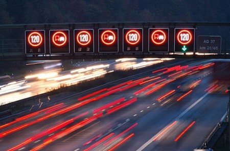На Столичном шоссе появились электронные табло с показателями скорости