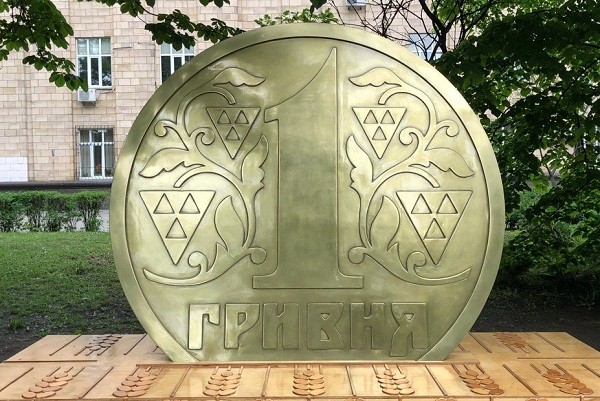 В Киеве установили памятник украинской гривне