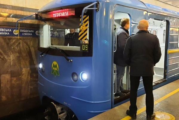 На синюю линию киевского метро выпустили модернизированный поезд