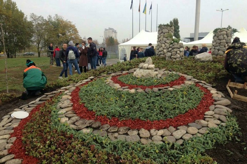 В зеленой зоне на проспекте Бандеры обустроили сад камней