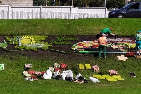 Возле метро «Левобережная» появилось необычное цветочное панно