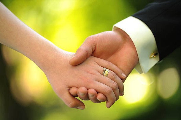 Як носити обручку і заручну каблучку після весілля