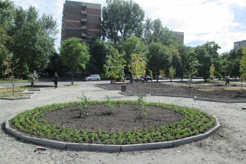 В Святошинском районе проводят капитальный ремонт сквера