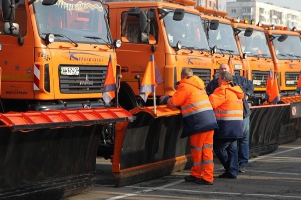 Зимой в столице круглосуточно будут дежурить 400 единиц снегоуборочной техники