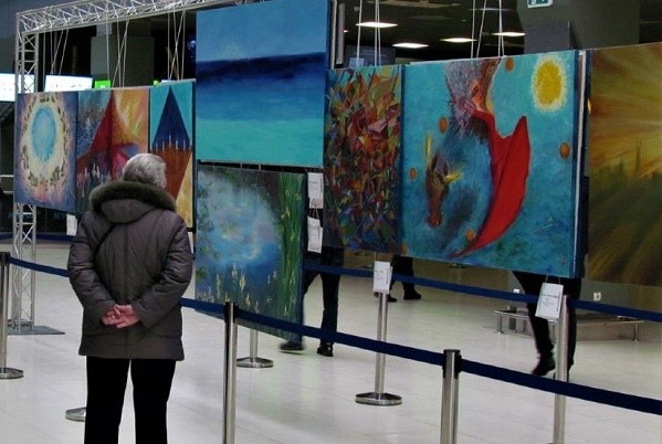 8 стран, реализм и абстракция: в аэропорту «Киев» открылась выставка картин