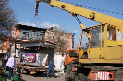 В апреле коммунальщики демонтировали 106 незаконных конструкций