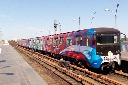 В метро Киева запустили еще один поезд-мурал