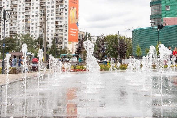 На Оболони открыли сквер с фонтаном и анонсировали новый мост