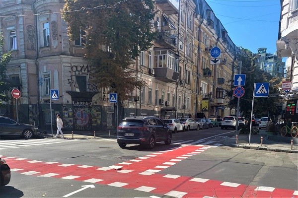 В Киеве появилась первая велосипедная зона ожидания