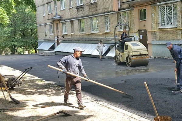 В Соломенском районе отремонтировали более 20 дворов