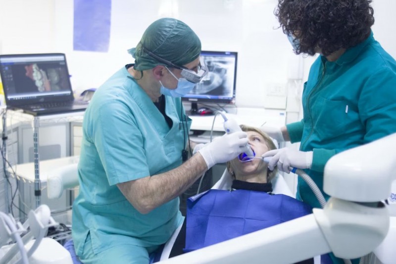 Цена имплантации зуба в Киеве: какие факторы влияют