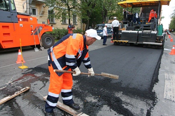 За год в Киеве обновят асфальт в 760 дворах и проездах