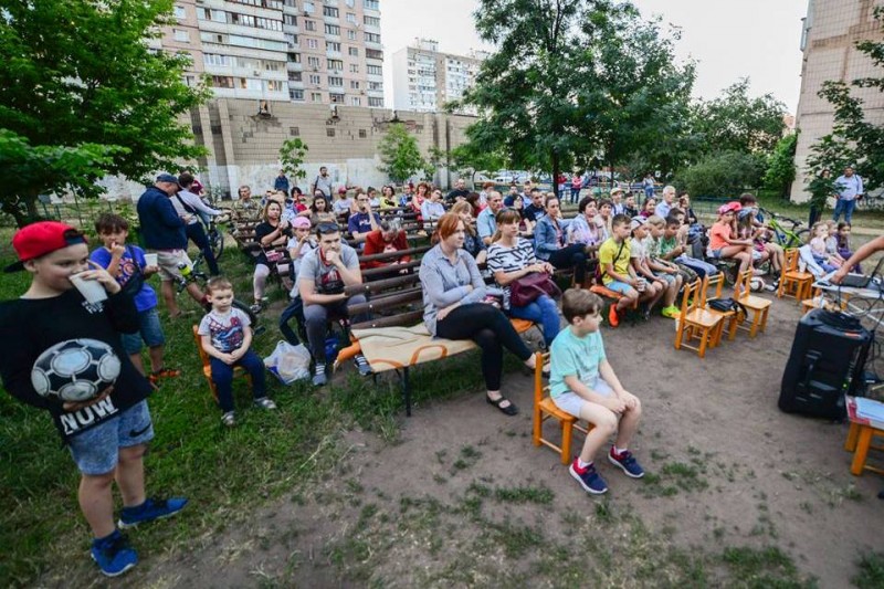 На Позняках заработал кинотеатр под открытым небом