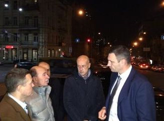 кличко осматривает фонари 