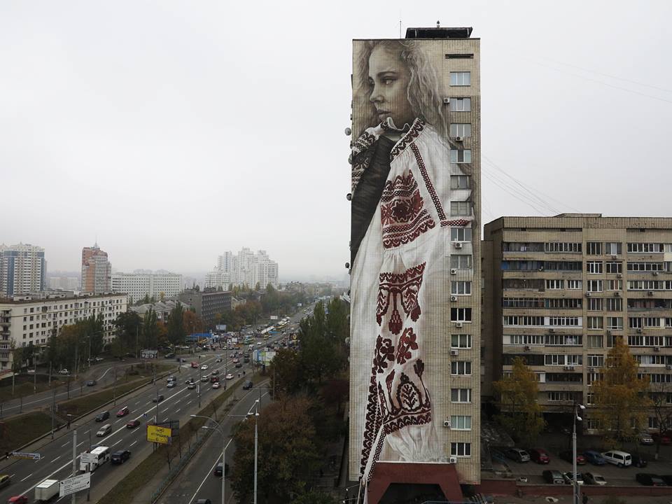 девушка в вышиванке