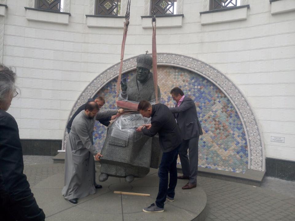 памятник митрополиту 